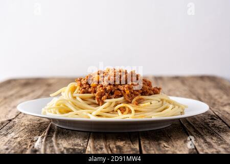 Spaghetti mit Bolognese-Sauce auf Holztisch Stockfoto