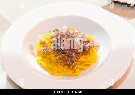 Der weiße Trüffel aus Alba in Italien in Scheiben geschnitten Teller mit Ei Pasta Tagliolini-Spaghetti Stockfoto