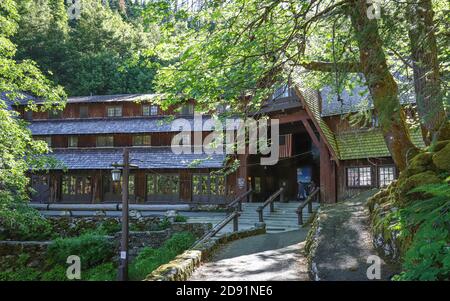 CAVE JUNCTION, OREGON, USA - Sep 30, 2019: Das historische Lodge- und Besucherzentrum-Gebäude am Oregon Caves National Monument in Siskiyou Nati Stockfoto
