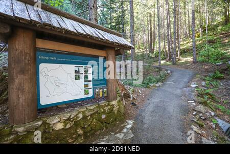 CAVE JUNCTION, OREGON, USA - Sep 30, 2019: Eine Karte und ein Hinweisschild am Wanderweg zum Oregon Caves National Monument. Stockfoto