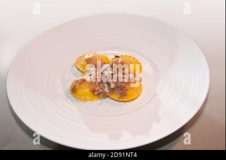 Alba weiße Trüffel auf italienischen Ei Pasta Ravioli geschnitten, italienische Gourmet-Gericht Stockfoto