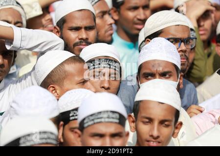 Dhaka, Bangladesch. November 2020. Aktivisten von Hefazat-e-Islam Bangladesh versammeln sich in einer Demonstration, die zum Boykott französischer Produkte aufruft und den französischen Präsidenten Emmanuel Macron für seine Kommentare über die Karikaturen des Propheten Mohammed anprangert, in Dhaka, Bangladesch, 02. November 2020. Quelle: Suvra Kanti das/ZUMA Wire/Alamy Live News Stockfoto