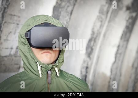 Soldat der Zukunft mit Virtual-Reality-Headset und einer grünen Schutzhülle, Überwachung, Überwachung und militärische Operation Stockfoto