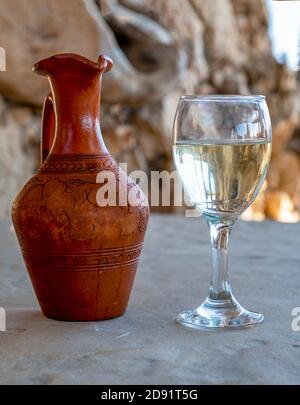 Karaffe und Glas Weißwein, Last Castle Restaurant, Paphos, Zypern. Stockfoto