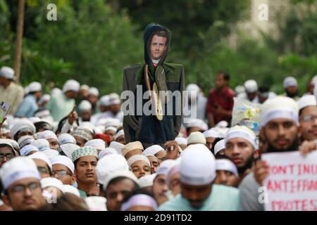 Dhaka, Bangladesch. November 2020. Aktivisten von Hefazat-e-Islam Bangladesh versammeln sich in einer Demonstration, die zum Boykott französischer Produkte aufruft und den französischen Präsidenten Emmanuel Macron für seine Kommentare über die Karikaturen des Propheten Mohammed anprangert, in Dhaka, Bangladesch, 02. November 2020. Quelle: Suvra Kanti das/ZUMA Wire/Alamy Live News Stockfoto