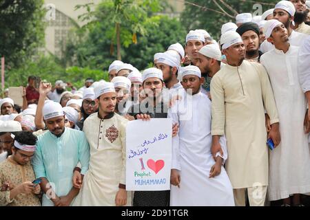 Dhaka, Bangladesch. November 2020. Aktivisten von Hefazat-e-Islam Bangladesh versammeln sich in einer Demonstration, die zum Boykott französischer Produkte aufruft und den französischen Präsidenten Emmanuel Macron für seine Kommentare über die Karikaturen des Propheten Mohammed anprangert, in Dhaka, Bangladesch, 02. November 2020. Quelle: Suvra Kanti das/ZUMA Wire/Alamy Live News Stockfoto