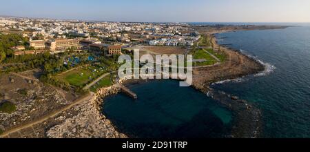 Luftaufnahme des Elysium Hotels und des Strandes Paphos, Zypern. Stockfoto