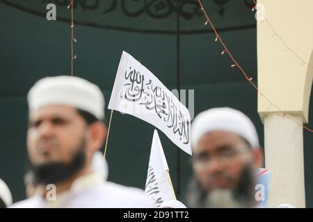 Dhaka, Bangladesch. November 2020. Aktivisten von Hefazat-e-Islam Bangladesh versammeln sich in einer Demonstration, die zum Boykott französischer Produkte aufruft und den französischen Präsidenten Emmanuel Macron für seine Kommentare über die Karikaturen des Propheten Mohammed anprangert, in Dhaka, Bangladesch, 02. November 2020. Quelle: Suvra Kanti das/ZUMA Wire/Alamy Live News Stockfoto