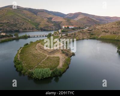 Douro Weinregion, Portugal. Weinberge Landschaft mit schönen Bauernhof. Touristenattraktion und Reiseziel. Drone-Luftaufnahme von oben. Bend sh Stockfoto
