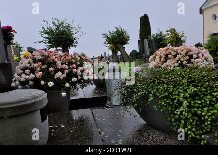 Ein Friedhof in Liban, Tschechien, vor dem Allerseelentag am 1. November 2020. (CTK Photo/Tomas Pekny) Stockfoto