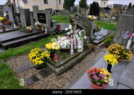 Ein Friedhof in Liban, Tschechien, vor dem Allerseelentag am 1. November 2020. (CTK Photo/Tomas Pekny) Stockfoto