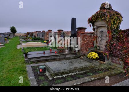 Ein Friedhof in Liban, Tschechien, vor dem Allerseelentag am 1. November 2020. (CTK Photo/Tomas Pekny) Stockfoto