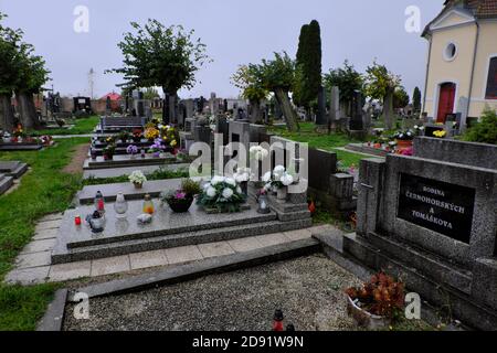 Ein Friedhof in Liban, Tschechien, vor dem Allerseelentag am 1. November 2020. (CTK Photo/Tomas Pekny) Stockfoto