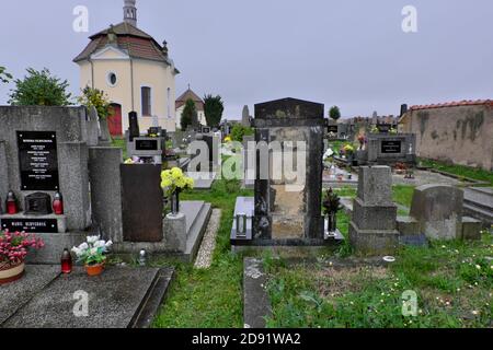 Ein Friedhof in Liban, Tschechien, vor dem Allerseelentag am 1. November 2020. (CTK Photo/Tomas Pekny) Stockfoto