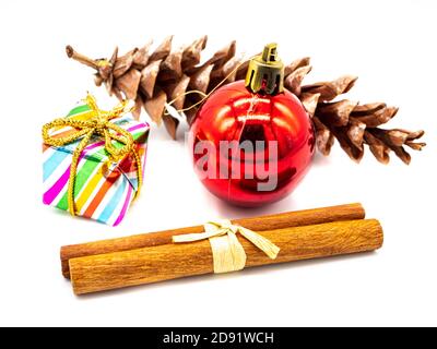 Weihnachts-Dekoration, die isoliert auf weißem Hintergrund Stockfoto