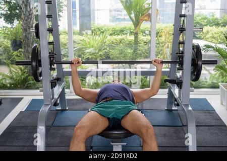 Reifen handsome persischen Mann tun Bank drücken im Fitnessstudio Stockfoto