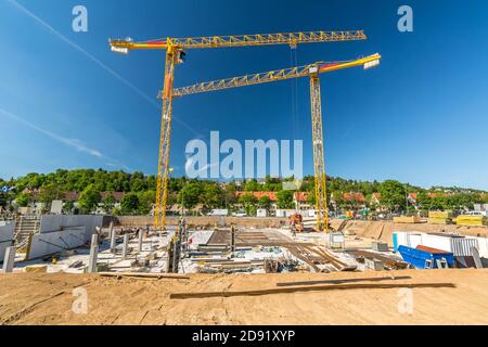 Baustelle mit großen Aushub und Kräne auf einem sonnigen Tag Stockfoto