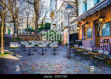 Paris, Frankreich, 2020. Februar, Blick auf die Terrasse des Restaurants „Le Relais de la Butte“ im Herzen von Montmartre Stockfoto