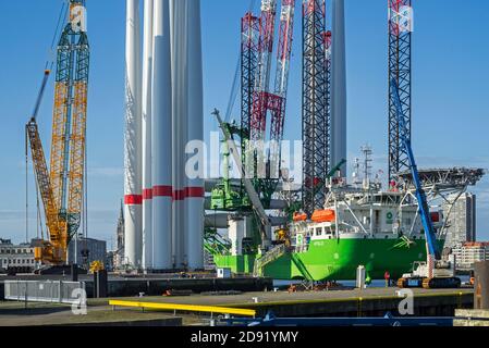 Das Installationsschiff Apollo vertäut am REBO-Schwerlastterminal im Hafen von Ostende, Belgien und lädt 2 Windenergieanlagen für den Offshore-Windpark SeaMade Stockfoto