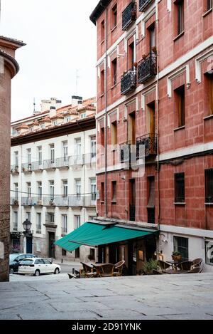 Madrid, Spanien - 4. Oktober 2020: Malerischer Blick auf das Restaurant in der Nuntius-Straße im Viertel Latina im Zentrum von Madrid. Stockfoto