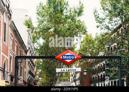 Madrid, Spanien - 4. Oktober 2020: La Latina Metro Station im Zentrum von Madrid. Stockfoto