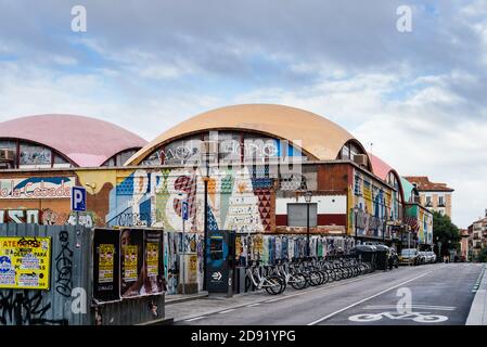 Madrid, Spanien - 4. Oktober 2020: Mercado de la Cebada, Gerstenmarkt im Viertel Latina im Zentrum von Madrid. Bunte Betongewölbe Stockfoto