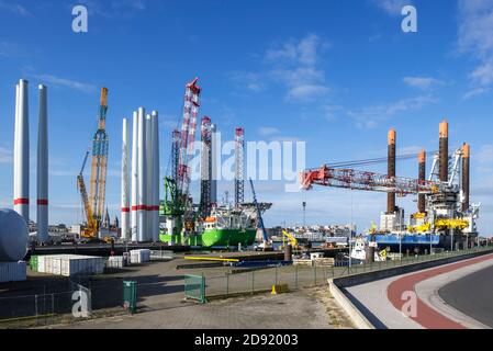 Installationsschiffe Apollo und Wühlmaus Au Vent vertäuten am REBO Schwerlastterminal im Hafen von Ostende, Belgien, um Windkraftanlagen für den SeaMade Windpark zu laden Stockfoto