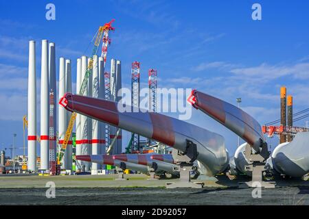 Teile für Windkraftanlagen wie riesige Rotorblätter und Stahlturmteile für die Montage von Windenergieanlagen am REBO-Schwerlastterminal im Hafen von Ostende, Belgien Stockfoto