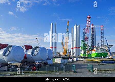 Das Installationsschiff Apollo vertäut am REBO-Schwerlastterminal im Hafen von Ostende, Belgien und lädt 2 Windenergieanlagen für den Offshore-Windpark SeaMade Stockfoto