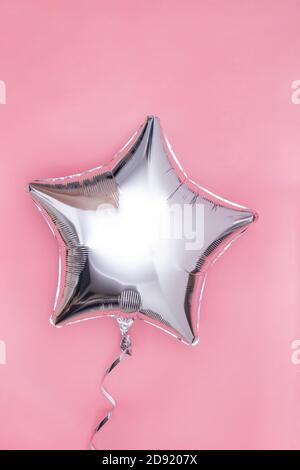 Ein silberner Glitter-Folienballon in Sternform Stockfoto