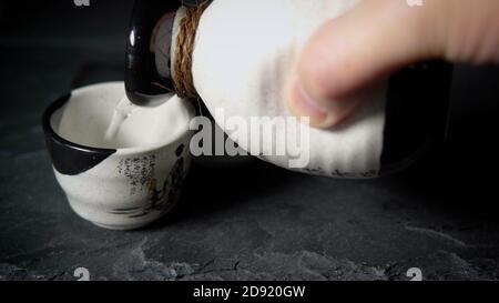 Sake In Sake Cup Gießen, Traditionelles Japanisches Getränk Stockfoto