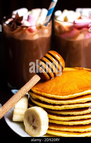 Festliches Frühstück mit Pfannkuchen und heißer Schokolade Stockfoto