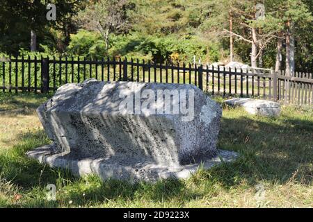 Stecak, ein mittelalterlicher Grabstein (mit symbolischen Motiven verziert), der sich in den Konjuh-Bergen in Bosnien und Herzegowina befindet Stockfoto
