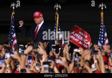 Opa Locka, Usa. November 2020. 1. November 2020 - Opa-Locka, Florida, USA - US-Präsident Donald Trump begrüßt seine Anhänger, als er am 1. November 2020 in Opa-Locka, Florida, zu einer Wahlkampfveranstaltung am Miami-Opa Locka Executive Airport kommt. Präsident Trump hat heute in fünf Bundesstaaten Veranstaltungen abgehalten, als er seinen Wahlkampf gegen den demokratischen Präsidentschaftskandidaten Joe Biden zwei Tage vor der Wahl am 3. November fortsetzt. Quelle: Paul Hennessy/Alamy Live News Stockfoto