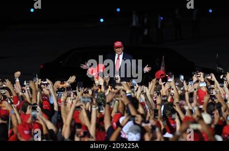 Opa Locka, Usa. November 2020. 1. November 2020 - Opa-Locka, Florida, USA - US-Präsident Donald Trump begrüßt seine Anhänger, als er am 1. November 2020 in Opa-Locka, Florida, zu einer Wahlkampfveranstaltung am Miami-Opa Locka Executive Airport kommt. Präsident Trump hat heute in fünf Bundesstaaten Veranstaltungen abgehalten, als er seinen Wahlkampf gegen den demokratischen Präsidentschaftskandidaten Joe Biden zwei Tage vor der Wahl am 3. November fortsetzt. Quelle: Paul Hennessy/Alamy Live News Stockfoto