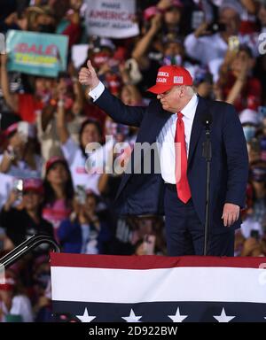 Opa Locka, Usa. November 2020. 1. November 2020 - Opa-Locka, Florida, USA - US-Präsident Donald Trump Gesten an die Menge, als er sich auf die Abreise nach einer Rede auf einer Wahlkampfveranstaltung am Miami-Opa Locka Executive Airport am 1. November 2020 in Opa-Locka, Florida. Präsident Trump hat heute in fünf Bundesstaaten Veranstaltungen abgehalten, als er seinen Wahlkampf gegen den demokratischen Präsidentschaftskandidaten Joe Biden zwei Tage vor der Wahl am 3. November fortsetzt. Quelle: Paul Hennessy/Alamy Live News Stockfoto