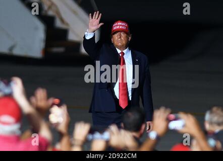 Opa Locka, Usa. November 2020. 1. November 2020 - Opa-Locka, Florida, USA - US-Präsident Donald Trump winkt der Menge zu, als er nach einer Rede auf einer Wahlkampfveranstaltung am Miami-Opa Locka Executive Airport am 1. November 2020 in Opa-Locka, Florida, abreist. Präsident Trump hat heute in fünf Bundesstaaten Veranstaltungen abgehalten, als er seinen Wahlkampf gegen den demokratischen Präsidentschaftskandidaten Joe Biden zwei Tage vor der Wahl am 3. November fortsetzt. Quelle: Paul Hennessy/Alamy Live News Stockfoto