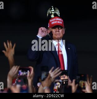 Opa Locka, Usa. November 2020. 1. November 2020 - Opa-Locka, Florida, USA - US-Präsident Donald Trump Gesten an die Menge, als er sich auf die Abreise nach einer Rede auf einer Wahlkampfveranstaltung am Miami-Opa Locka Executive Airport am 1. November 2020 in Opa-Locka, Florida. Präsident Trump hat heute in fünf Bundesstaaten Veranstaltungen abgehalten, als er seinen Wahlkampf gegen den demokratischen Präsidentschaftskandidaten Joe Biden zwei Tage vor der Wahl am 3. November fortsetzt. Quelle: Paul Hennessy/Alamy Live News Stockfoto