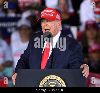 Opa Locka, Usa. November 2020. 1. November 2020 - Opa-Locka, Florida, USA - US-Präsident Donald Trump spricht bei einer Wahlkampfveranstaltung am Miami-Opa Locka Executive Airport am 1. November 2020 in Opa-Locka, Florida. Präsident Trump hat heute in fünf Bundesstaaten Veranstaltungen abgehalten, als er seinen Wahlkampf gegen den demokratischen Präsidentschaftskandidaten Joe Biden zwei Tage vor der Wahl am 3. November fortsetzt. Quelle: Paul Hennessy/Alamy Live News Stockfoto