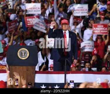Opa Locka, Usa. November 2020. 1. November 2020 - Opa-Locka, Florida, USA - US-Präsident Donald Trump Gesten an die Menge, als er sich auf die Abreise nach einer Rede auf einer Wahlkampfveranstaltung am Miami-Opa Locka Executive Airport am 1. November 2020 in Opa-Locka, Florida. Präsident Trump hat heute in fünf Bundesstaaten Veranstaltungen abgehalten, als er seinen Wahlkampf gegen den demokratischen Präsidentschaftskandidaten Joe Biden zwei Tage vor der Wahl am 3. November fortsetzt. Quelle: Paul Hennessy/Alamy Live News Stockfoto