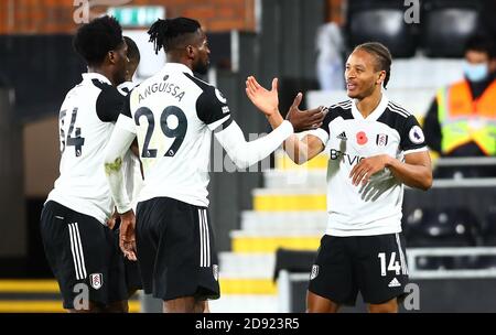 Fulhams Bobby deCordova-Reid (rechts) feiert mit Teamkollege Andre-Frank Zambo Anguissa, der während des Premier League-Spiels im Craven Cottage, London, das erste Tor seiner Mannschaft erzielte. Stockfoto