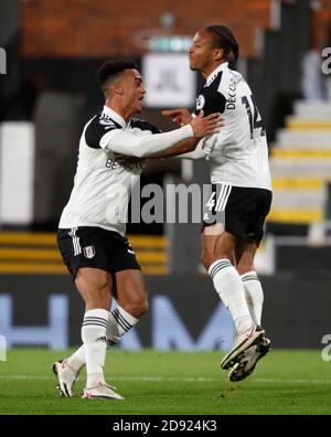 Fulhams Bobby deCordova-Reid (rechts) feiert das erste Tor seines Spielers während des Premier League-Spiels im Craven Cottage, London. Stockfoto