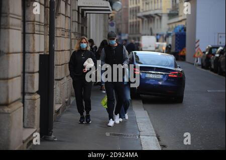 Mailand, Simon Kjaer zu Frau Elina im Zentrum Simon Kjaer, Verteidiger von Mailand und Kapitän der Nationalmannschaft von DÄNEMARK geht mit seiner Frau ELINA GOLLERT durch die Straßen des Zentrums. Stockfoto