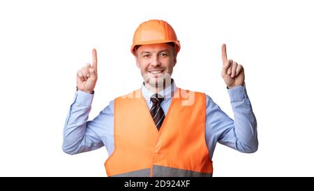 Professional Builder Zeigt Die Finger Nach Oben Und Posiert Auf Dem White Studio-Hintergrund Stockfoto