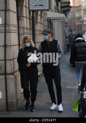 Mailand, Simon Kjaer zu Frau Elina im Zentrum Simon Kjaer, Verteidiger von Mailand und Kapitän der Nationalmannschaft von DÄNEMARK geht mit seiner Frau ELINA GOLLERT durch die Straßen des Zentrums. Stockfoto