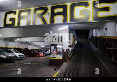 Buenos Aires, Argentinien - Januar 2020: Tiefgarage mit großen Buchstaben. Auto in einem Parkplatz mit mehreren Ebenen geparkt. Stockfoto