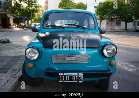 Cordoba, Argentinien - Januar, 2020: Alte Retro Fiat 500 Auto entlang der Straße geparkt. Blauer Oldtimer mit großen runden Scheinwerfern. Oldtimer mit Italienisch Stockfoto