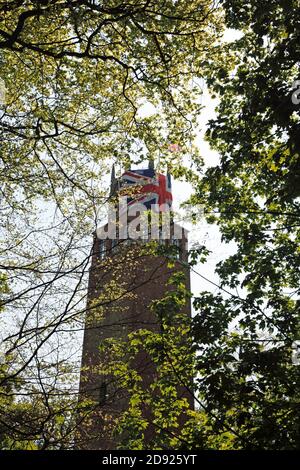 Faringdon Torheit, durch die Bäume gesehen, mit der Spitze in die Unionsflagge gehüllt, um Prinz William und Kate's Hochzeit zu feiern 29 April 2011. Stockfoto