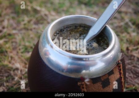 Traditionelles Heißgetränk in Südamerika genannt Mate in traditionellen Calabash mit Kürbis mit Metallstroh (Bombilla). Hergestellt mit Yerba Mate Blätter und heiß Stockfoto