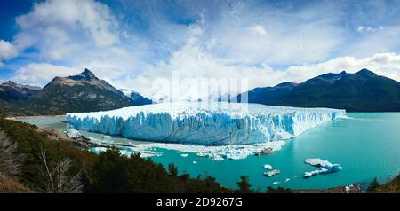 Panorama des Perito Moreno Gletschers im Los Glaciares Nationalpark in Patagonien, Argentinien in der Nähe von El Calafate Stadt. Ist Teil des südlichen Patago